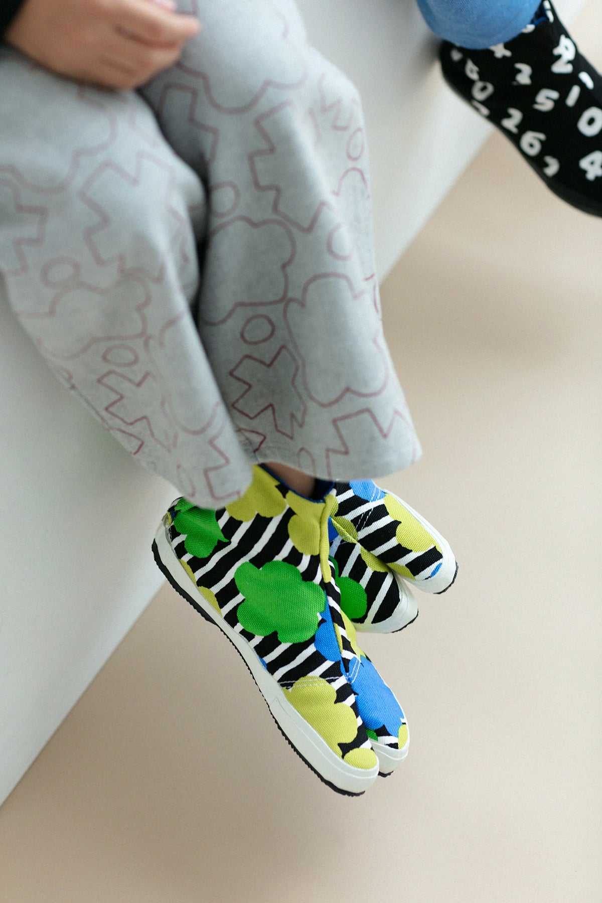 ● Split Toe Tabi Shoes for Kids / Woven Roses 2