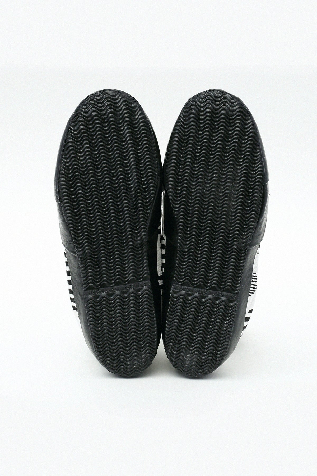 Round Toe Tabi Shoes / Lines and Dots Ink Black