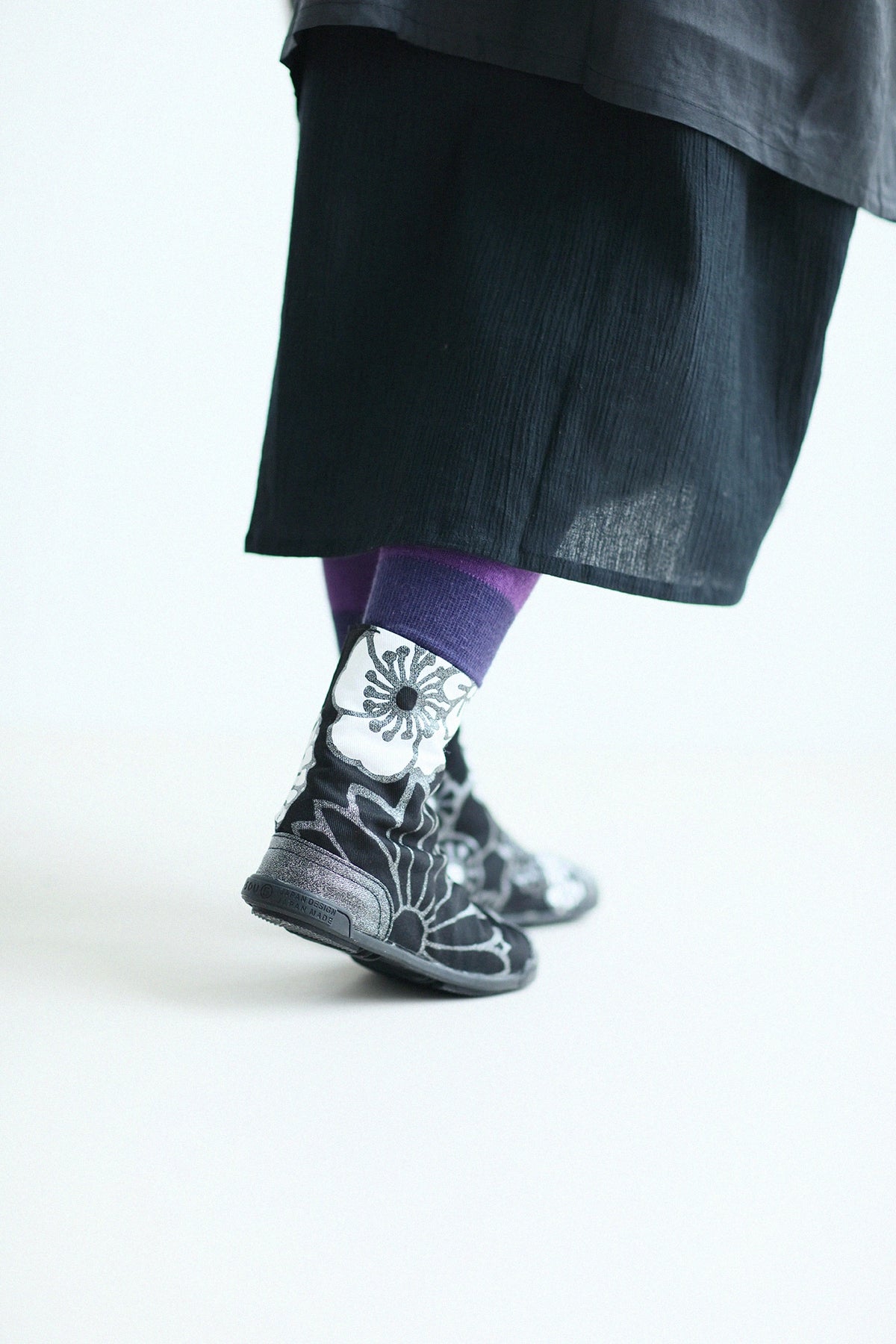Marugo Split Toe Tabi Shoes / Gold Damask Shades of Night