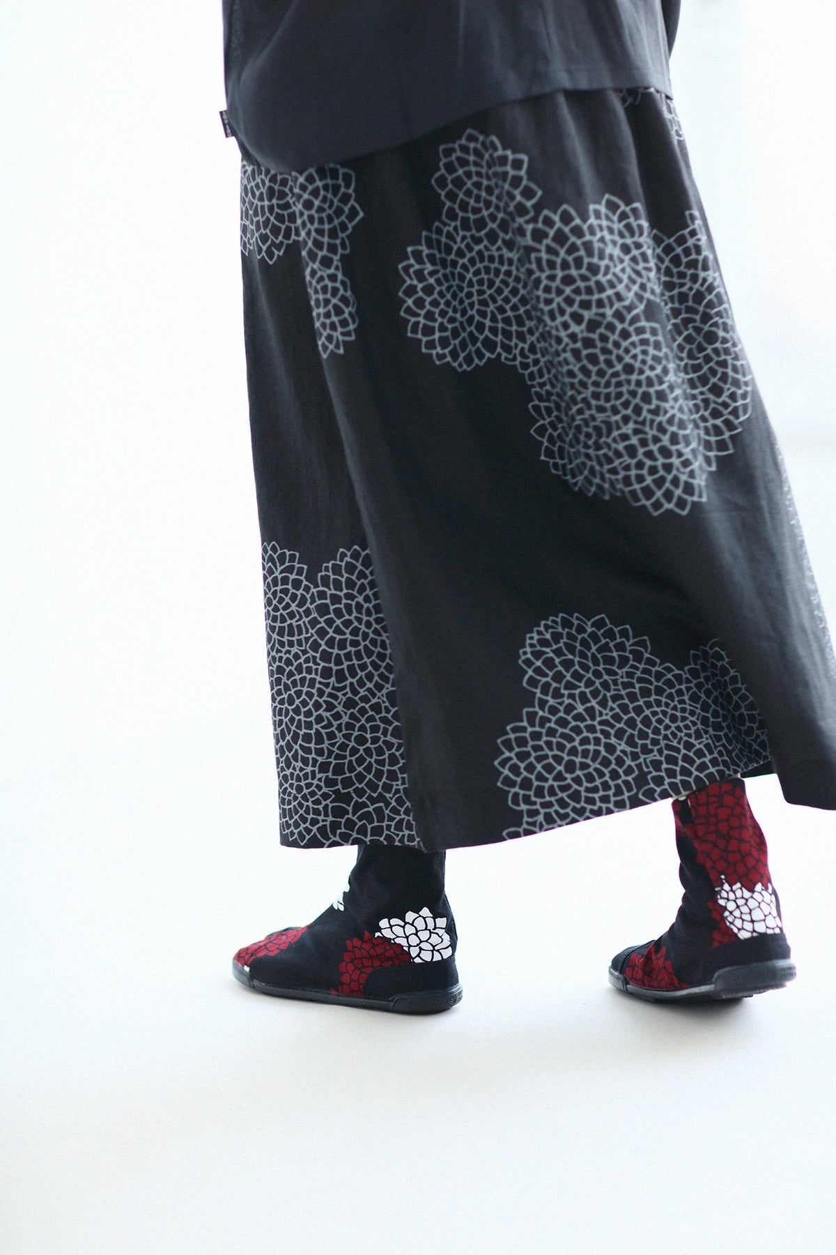 Marugo Split Toe Tabi Shoes / Chrysanthemum in Clouds