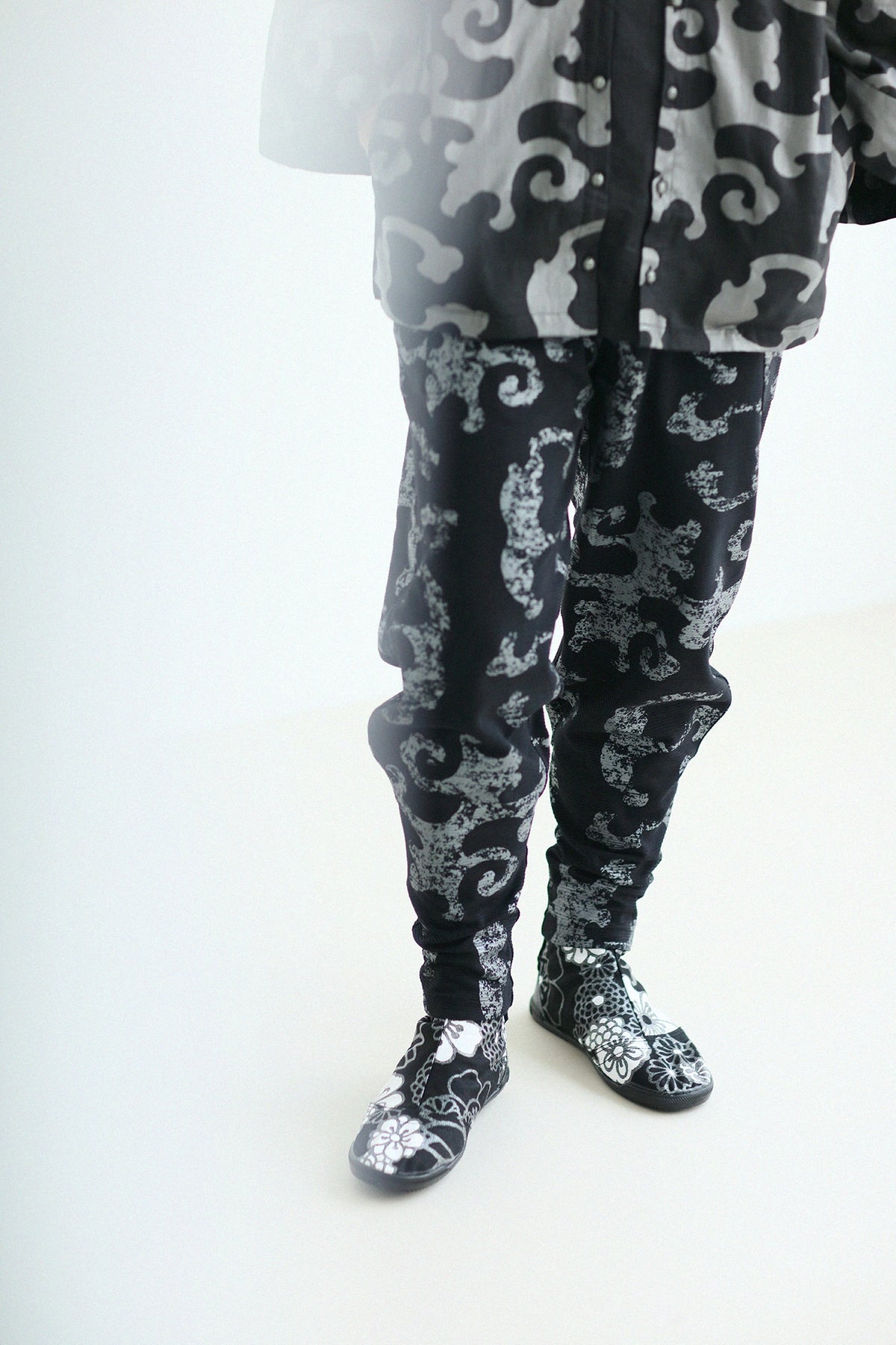 Marugo Round Toe Tabi Shoes / Gold Damask Shades of Night