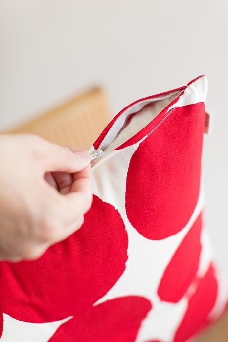 平織り21番手 クッション(座布団)カバー/おはじき大 乳白(にゅうはく)×深緋(こきひ)【※お届けに約3週間】