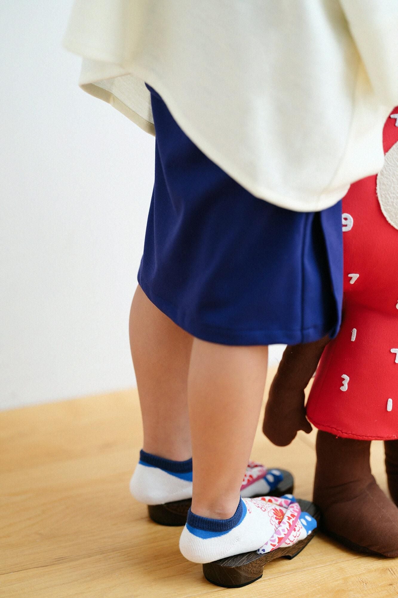 ● Mikamo Geta For Kids Ukon / Chrysanthemum Burst White