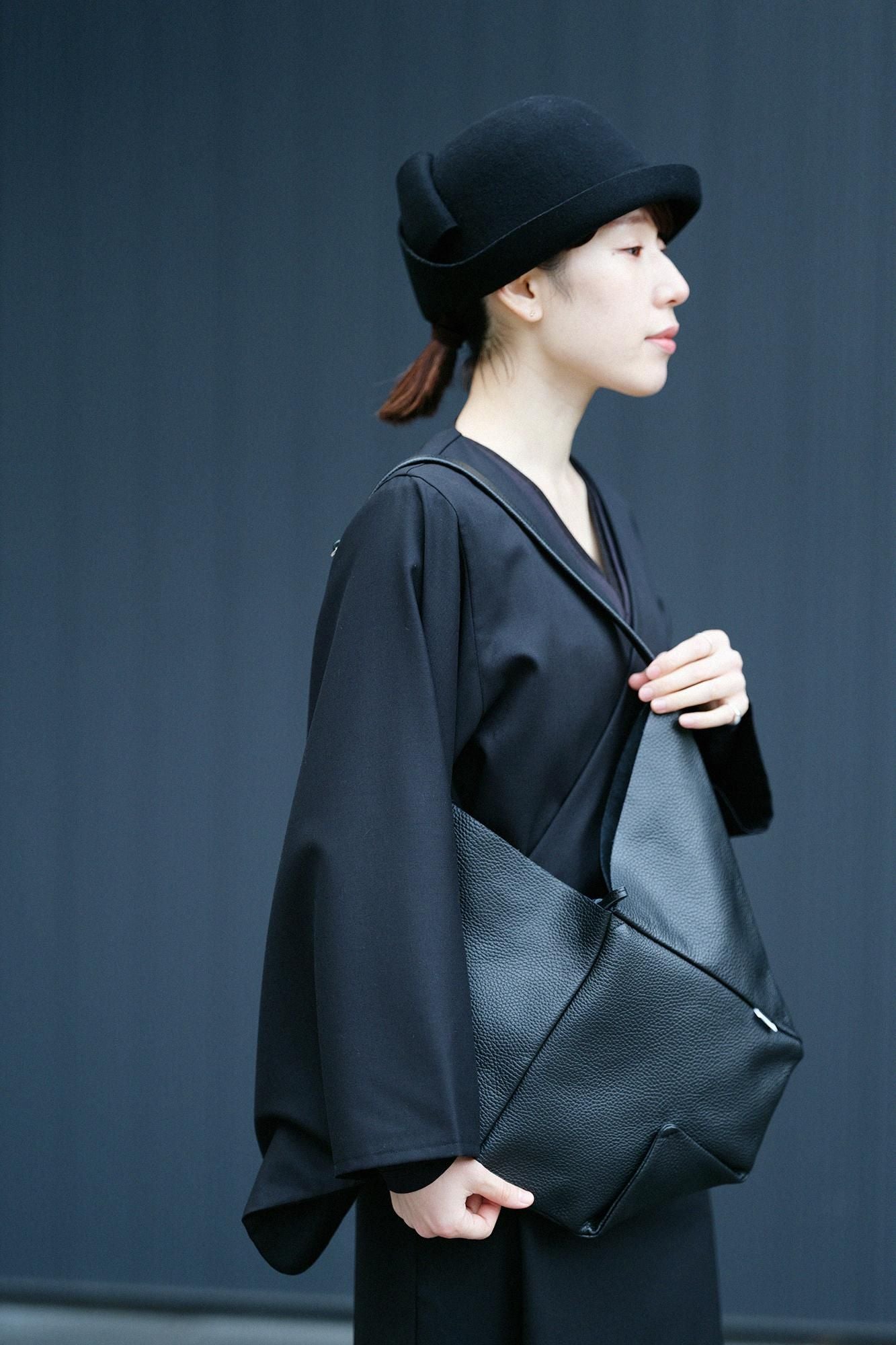 革穏(かわおだやか) 小(しょう) しぼ/濡羽色(ぬればいろ)