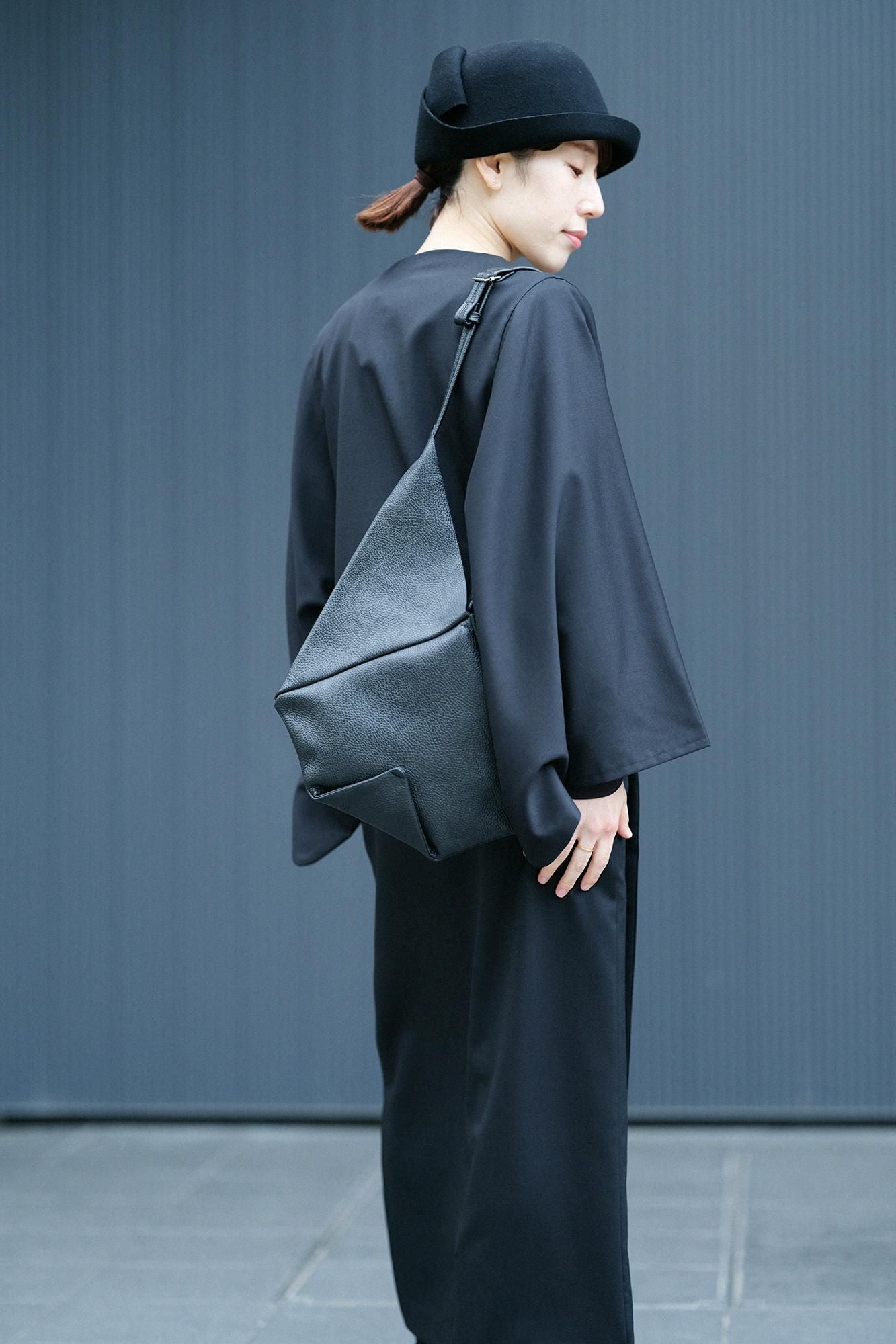 革穏(かわおだやか) 小(しょう) しぼ/濡羽色(ぬればいろ)