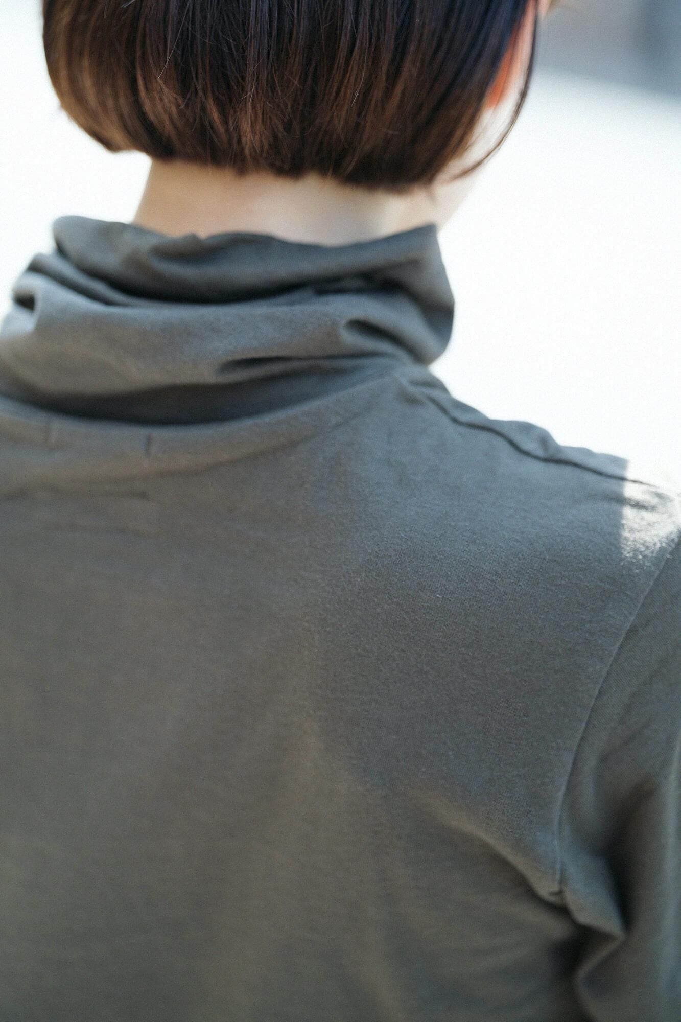 高領上衣/暗綠褐色