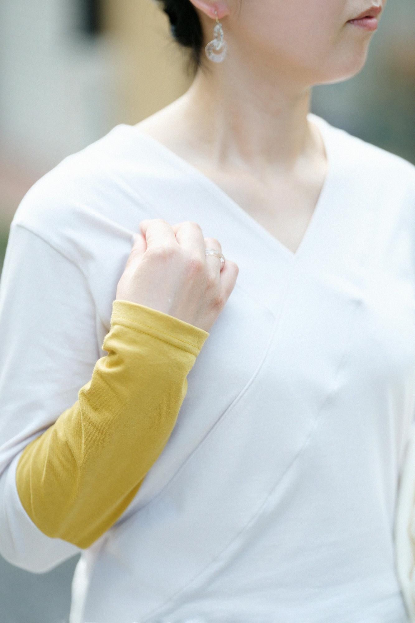 V-neck Shirt Bi-color Sleeve 30 Count Single Yarn Sakura Grey x Mustard Color