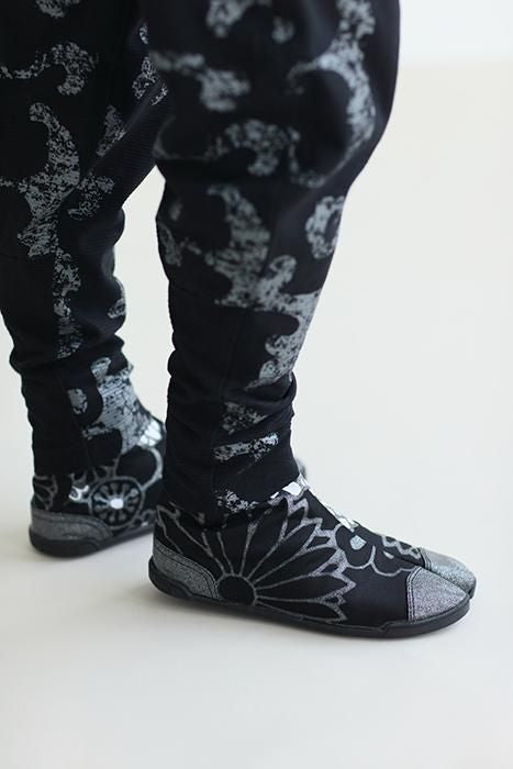 Marugo Split Toe Tabi Shoes / Gold Damask Shades of Night