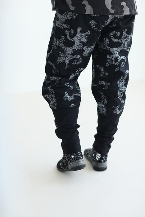 Marugo Split Toe Tabi Shoes / Gold Damask Shades of Night