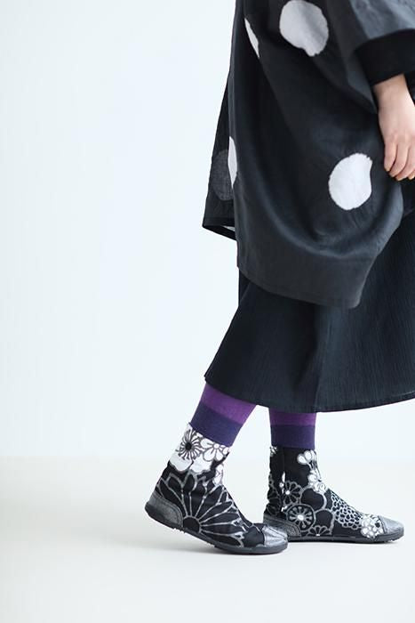 Marugo Split Toe Tabi Shoes / Gold Damask Shades of Night
