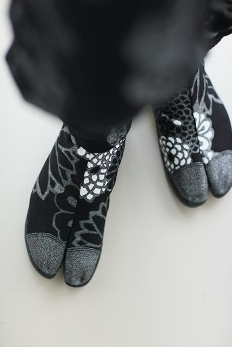Marugo Split Toe Tabi Shoes / Gold Damask Shades of Night