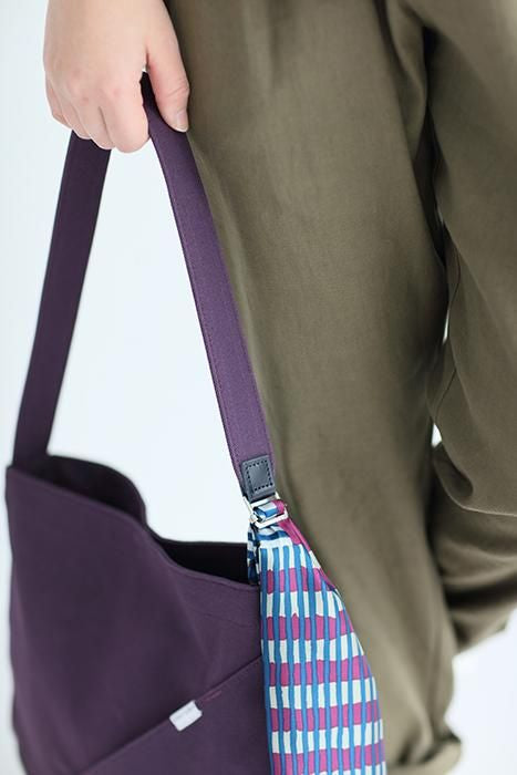 附飾帶 穩 帆布側背包/紫藍色×摩天大樓