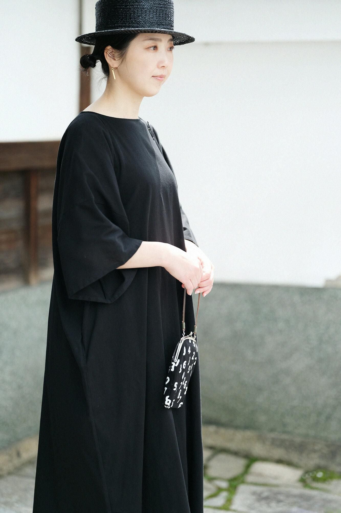 타카시마치지미 40/40 히라소데 보트넥 원피스/검은색