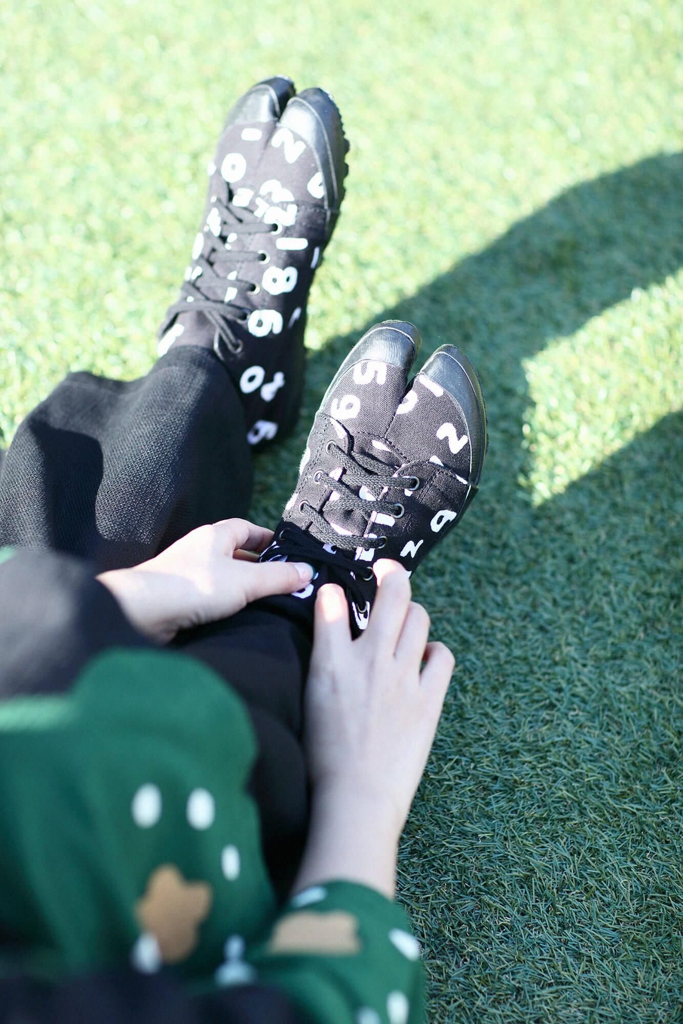 Split Toe Tabi Sneaker/SO-SU-UKon Black