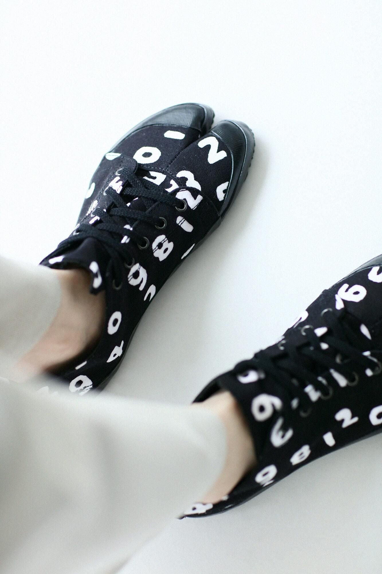 Split Toe Tabi Sneaker/SO-SU-UKon Black