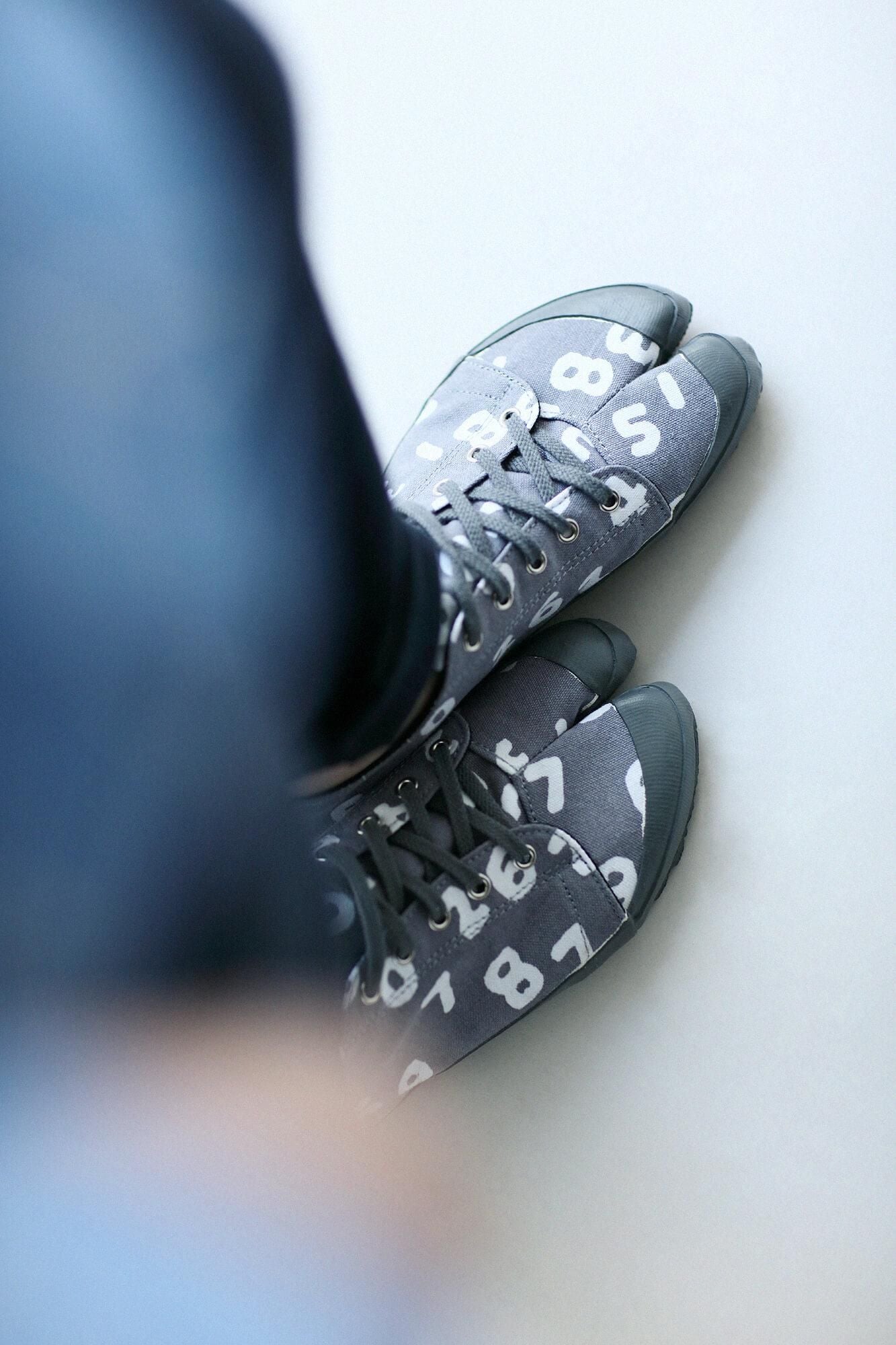 Split Toe Tabi Sneaker / SO-SU-U Kon Light Ink Grey