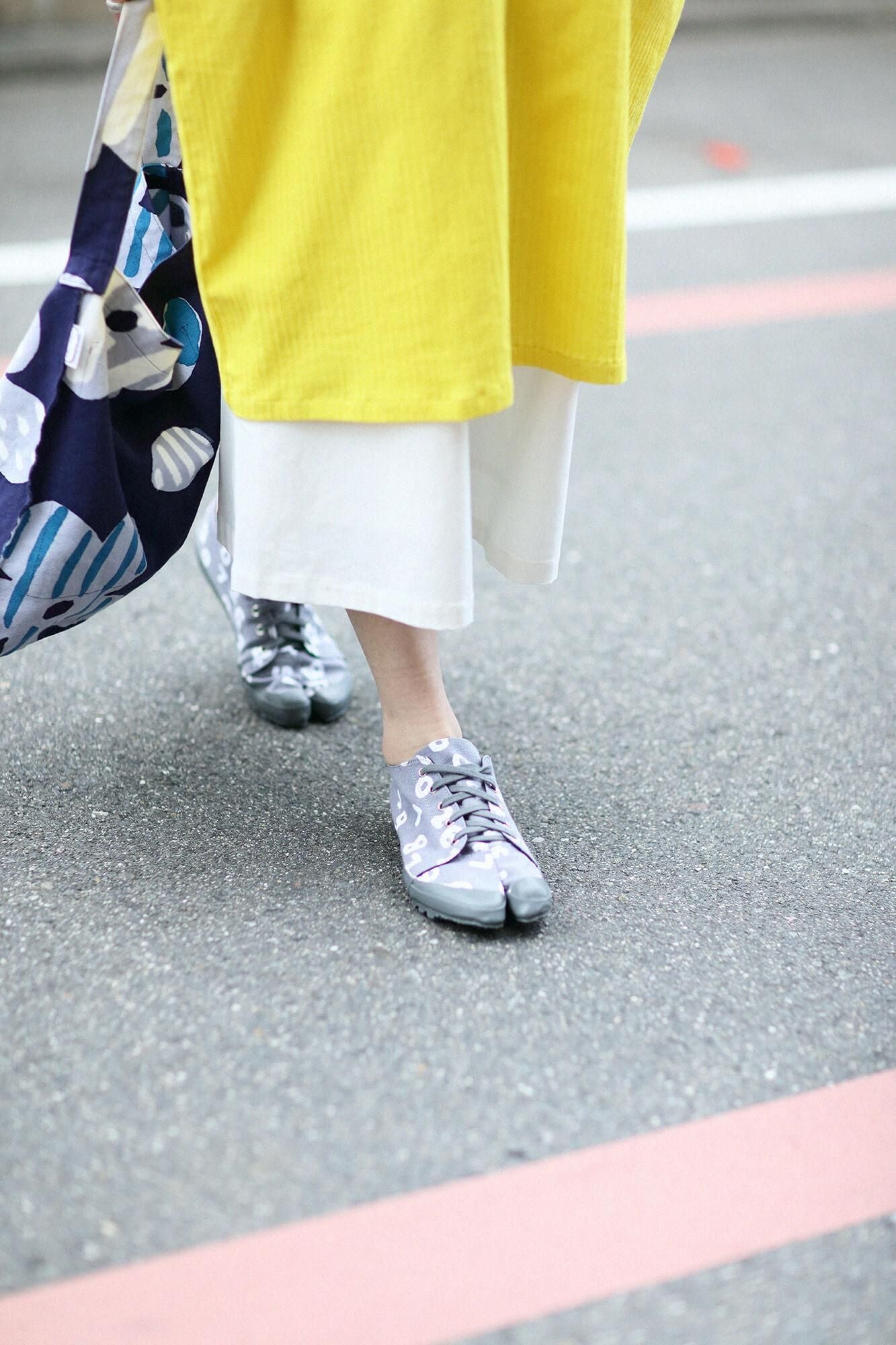 Split Toe Tabi Sneaker / SO-SU-U Kon Light Ink Grey