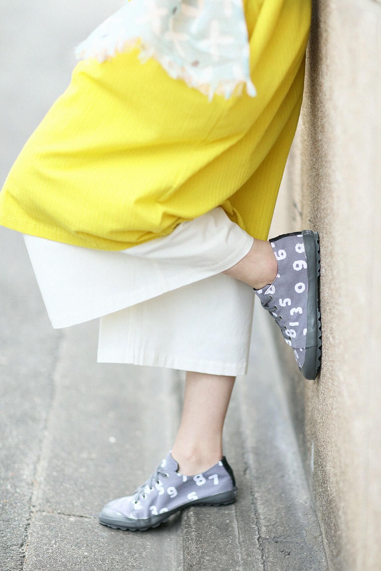 Split Toe Tabi Sneaker / SO-SU-U Kon Light Ink Grey