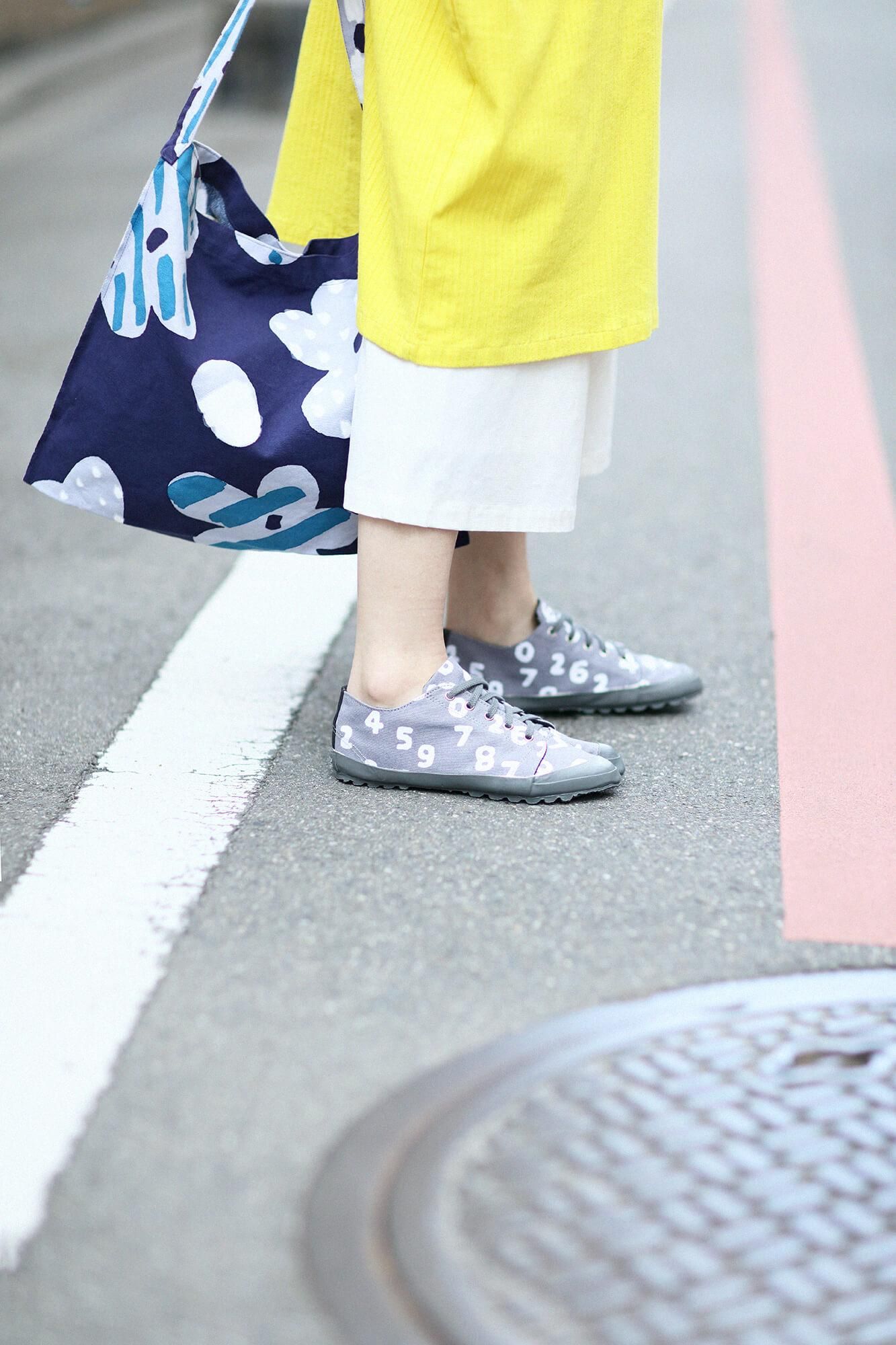 Split Toe Tabi Sneaker / SO-SU-U Kon Light Ink Grey