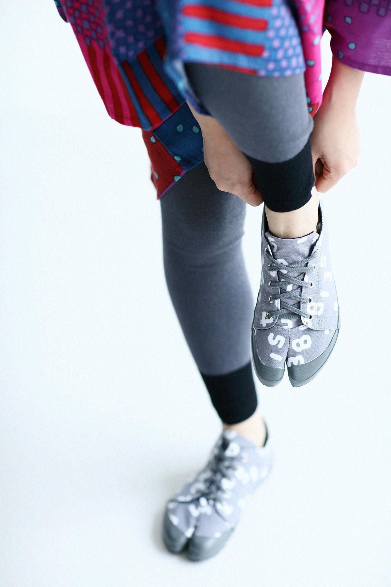 Split Toe Tabi Sneaker / SO-SU-U Kon Light Ink Grey