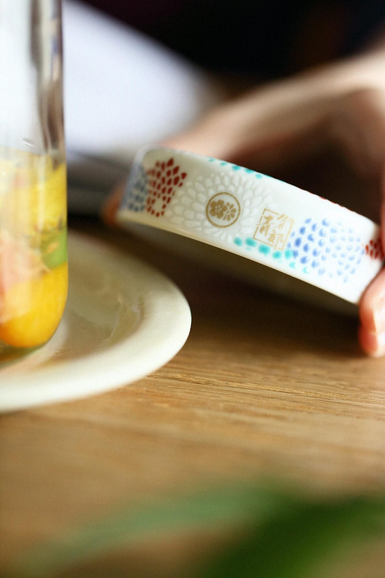 九谷焼文様蓋物(くたにやきもんようふたもの) 角瓶(かくびん)/菊づくし