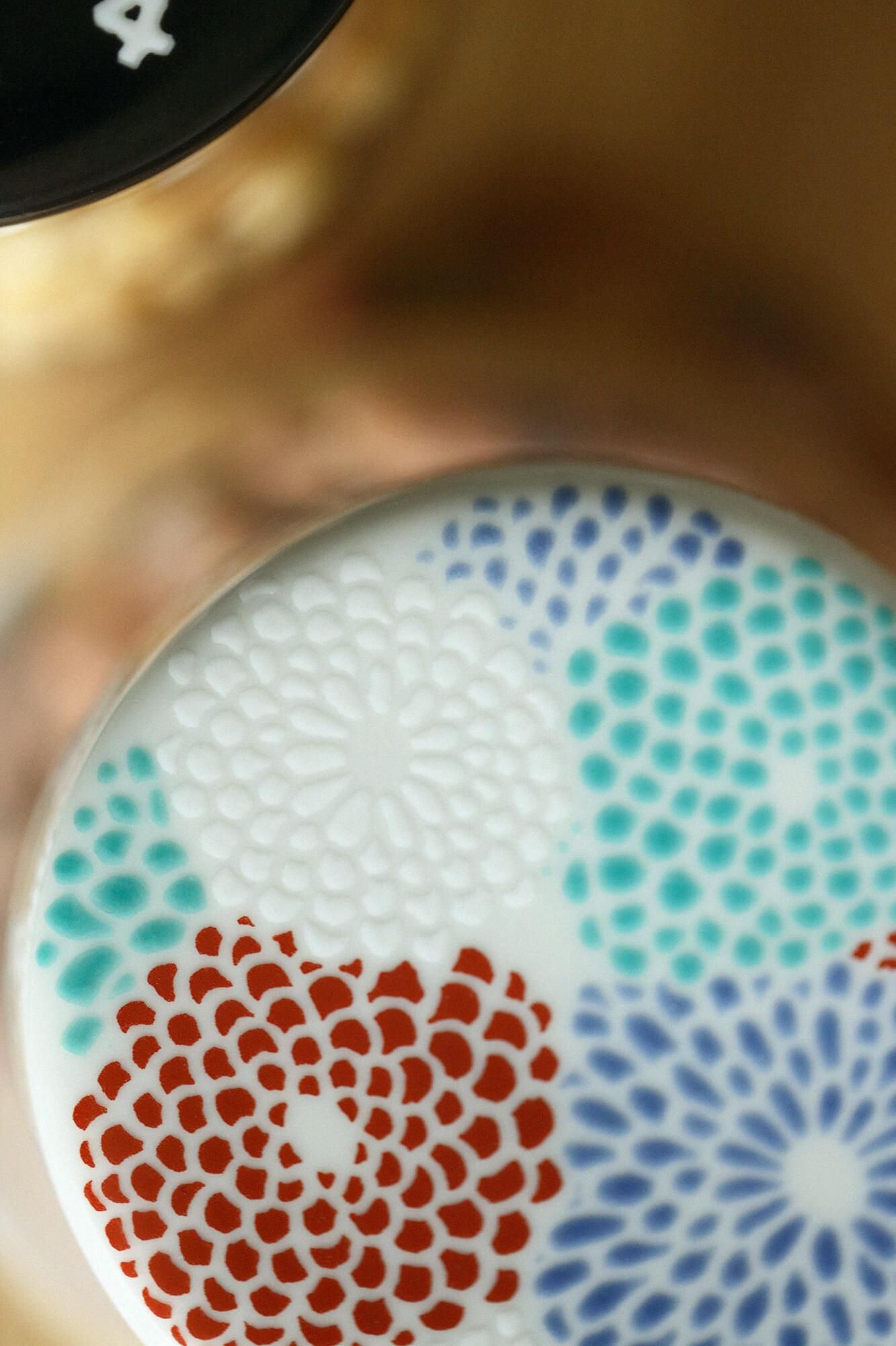 九谷焼文様蓋物(くたにやきもんようふたもの) 角瓶(かくびん)/菊づくし