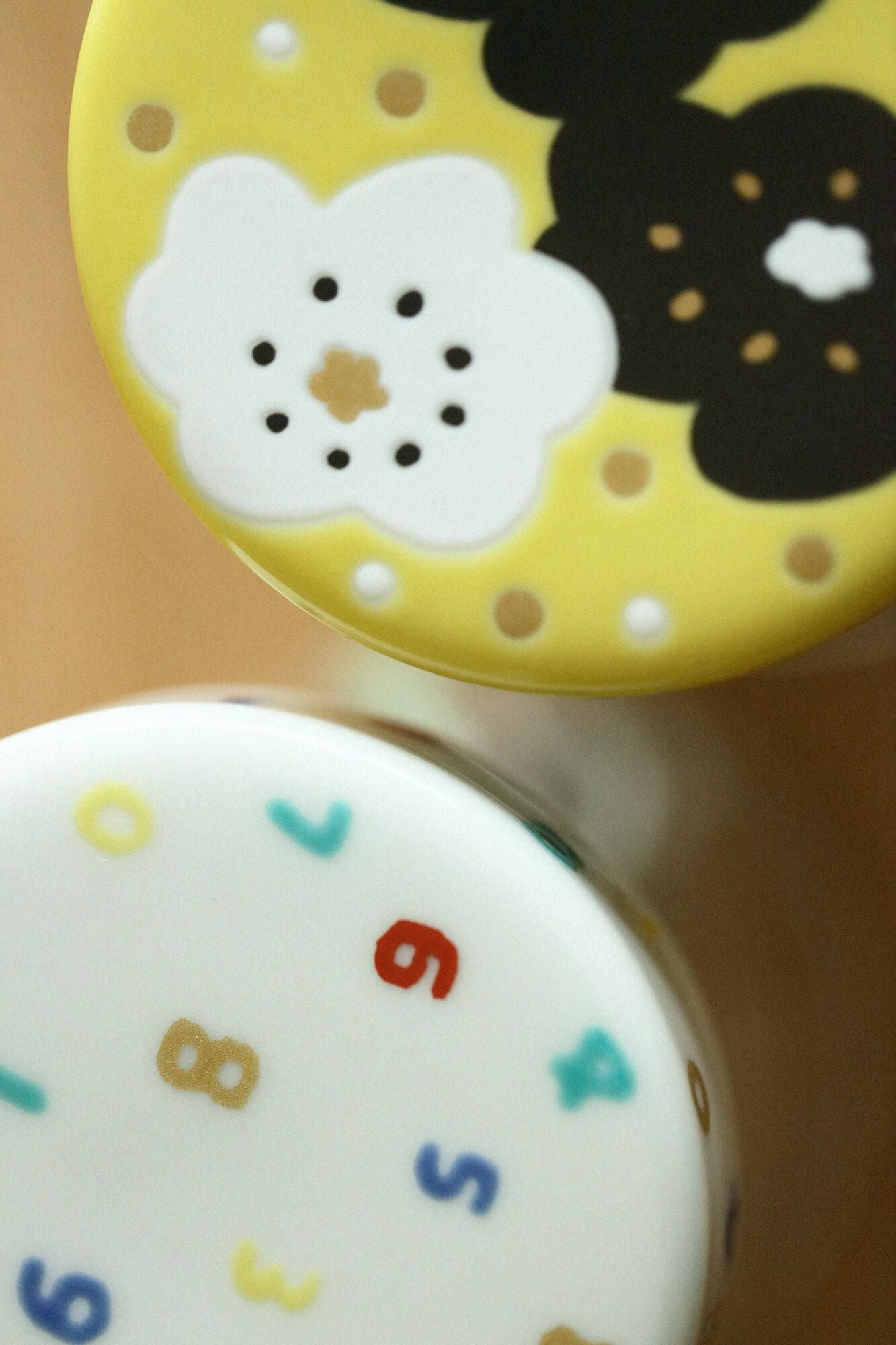 Kutani-Ware-Musterdeckel (Kakubin) / Lächeln