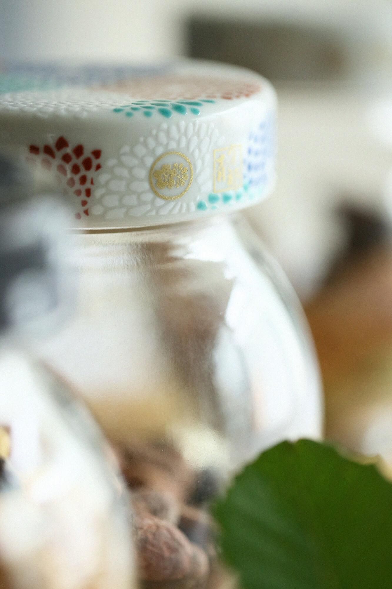 Kutani ware pattern lid & glass bottle Round bottle / Chrysanthemum