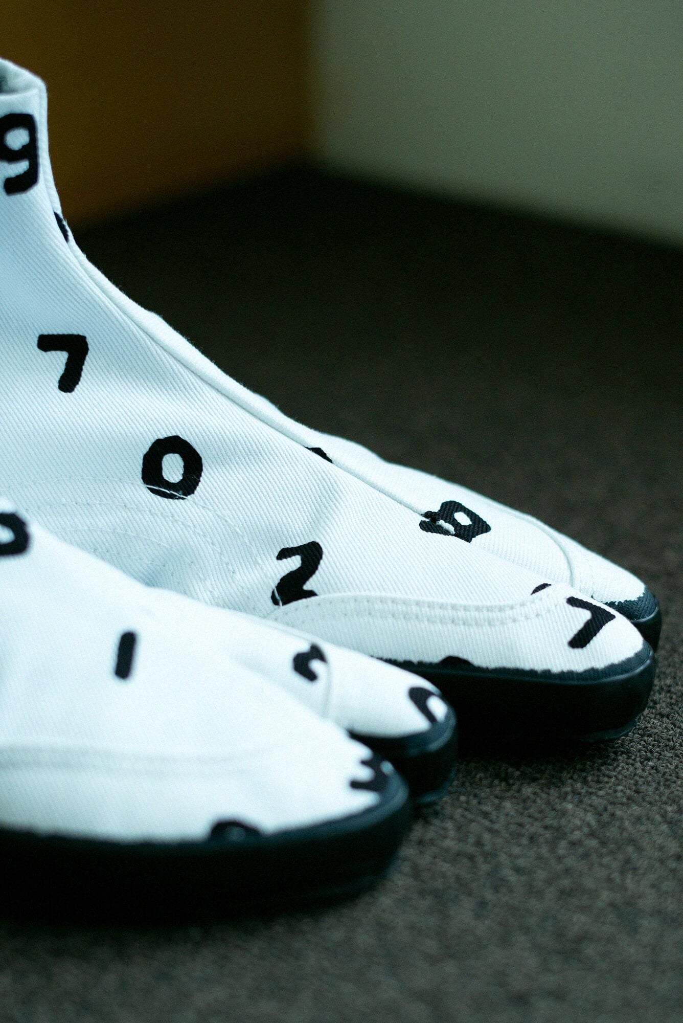 Festival Split Toe Tabi Shoes / SO-SU-U Tsume White