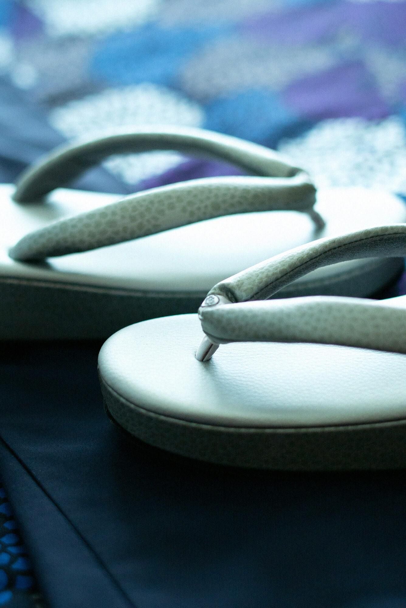 西陣草履(にしじんぞうり)/菊づくし 燻銀(いぶしぎん)