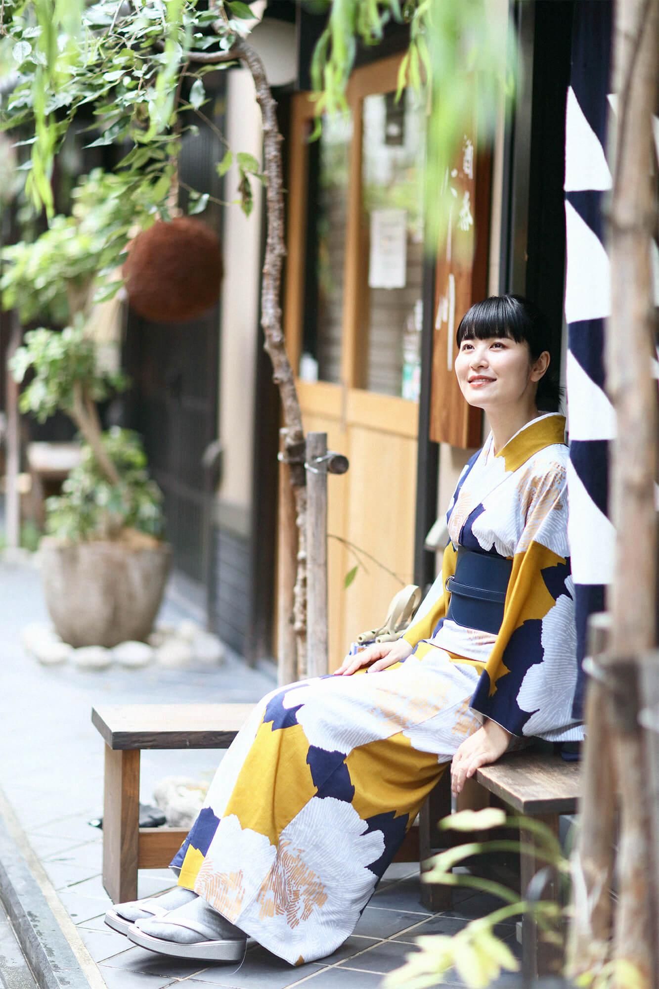 西陣草履(にしじんぞうり)/菊づくし 燻銀(いぶしぎん)