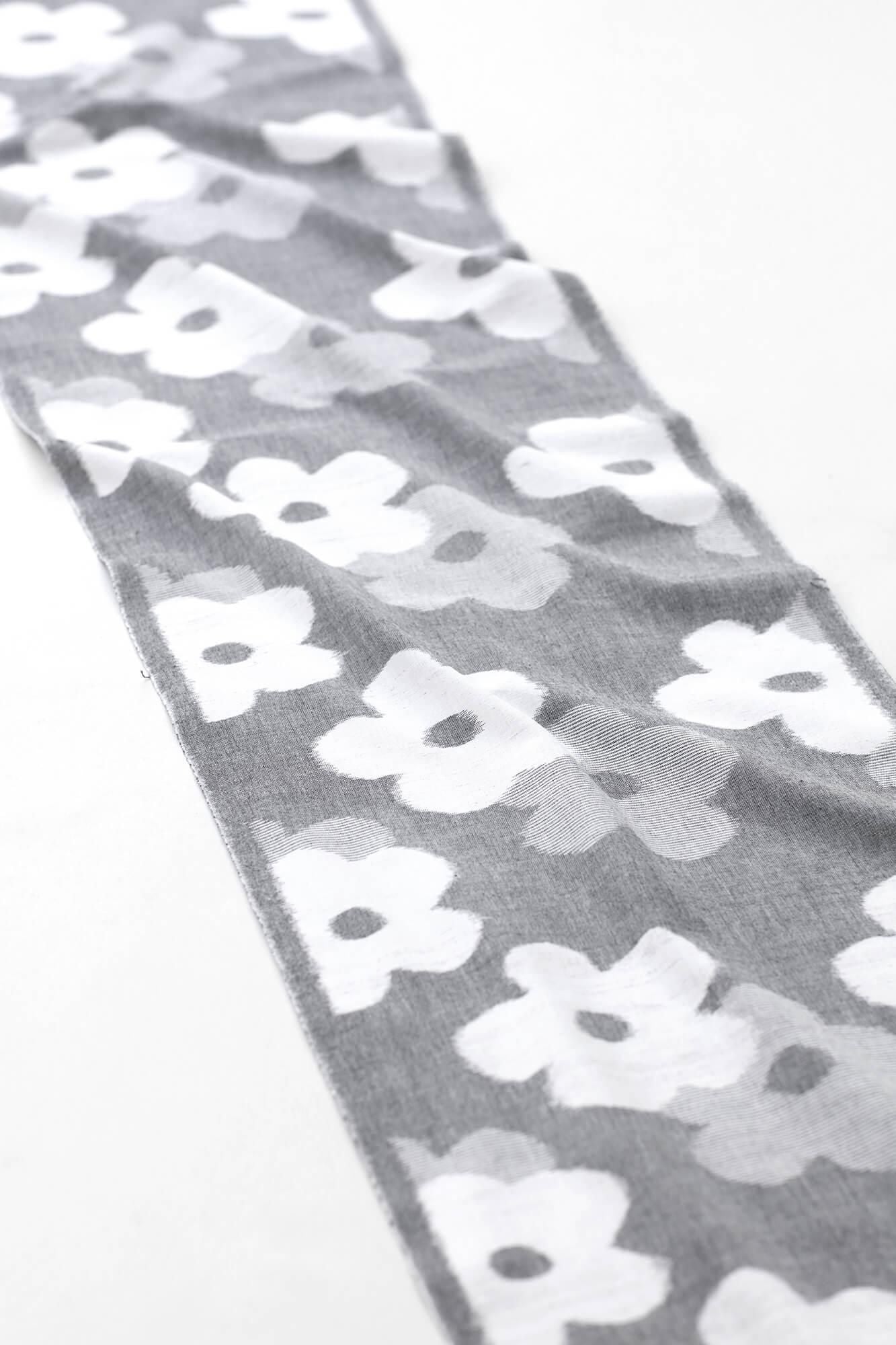 Textile sold in cuts (Kurume Kasuri)/Layered-flowers Heather ash (Light Gray)<50cm>