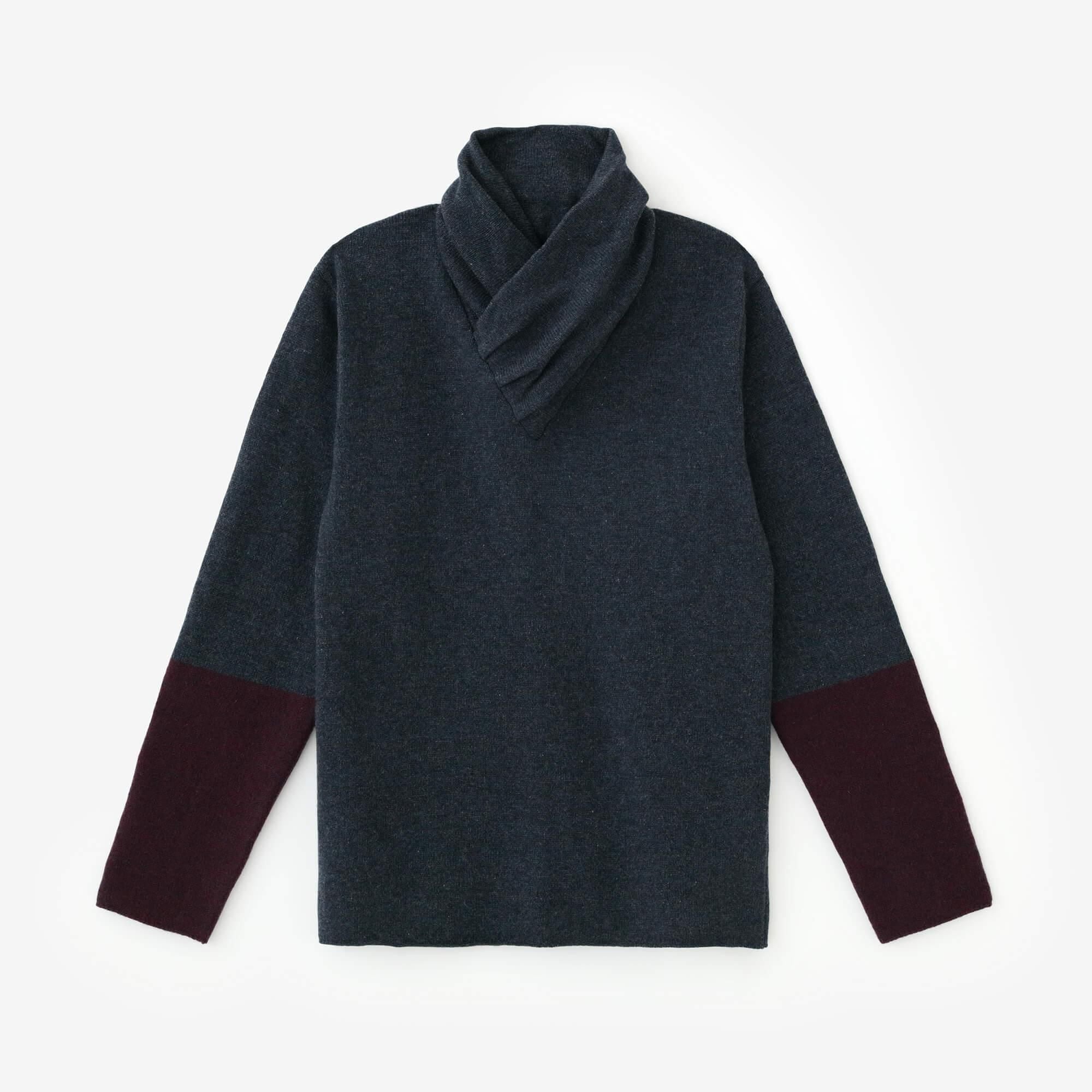 Waschbarer Wollstrick mit unterschiedlichen Kragenärmeln / blaubraun x granatapfelfarben