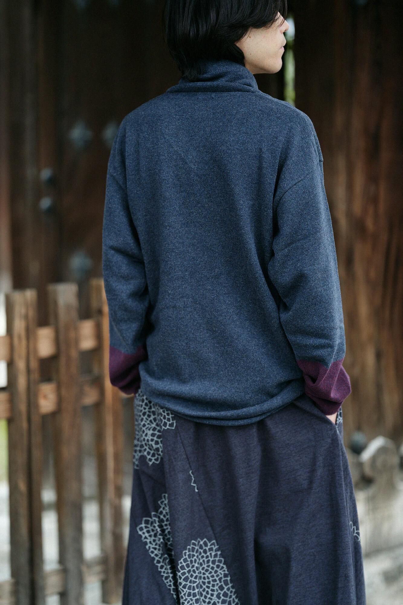 Waschbarer Wollstrick mit unterschiedlichen Kragenärmeln / blaubraun x granatapfelfarben