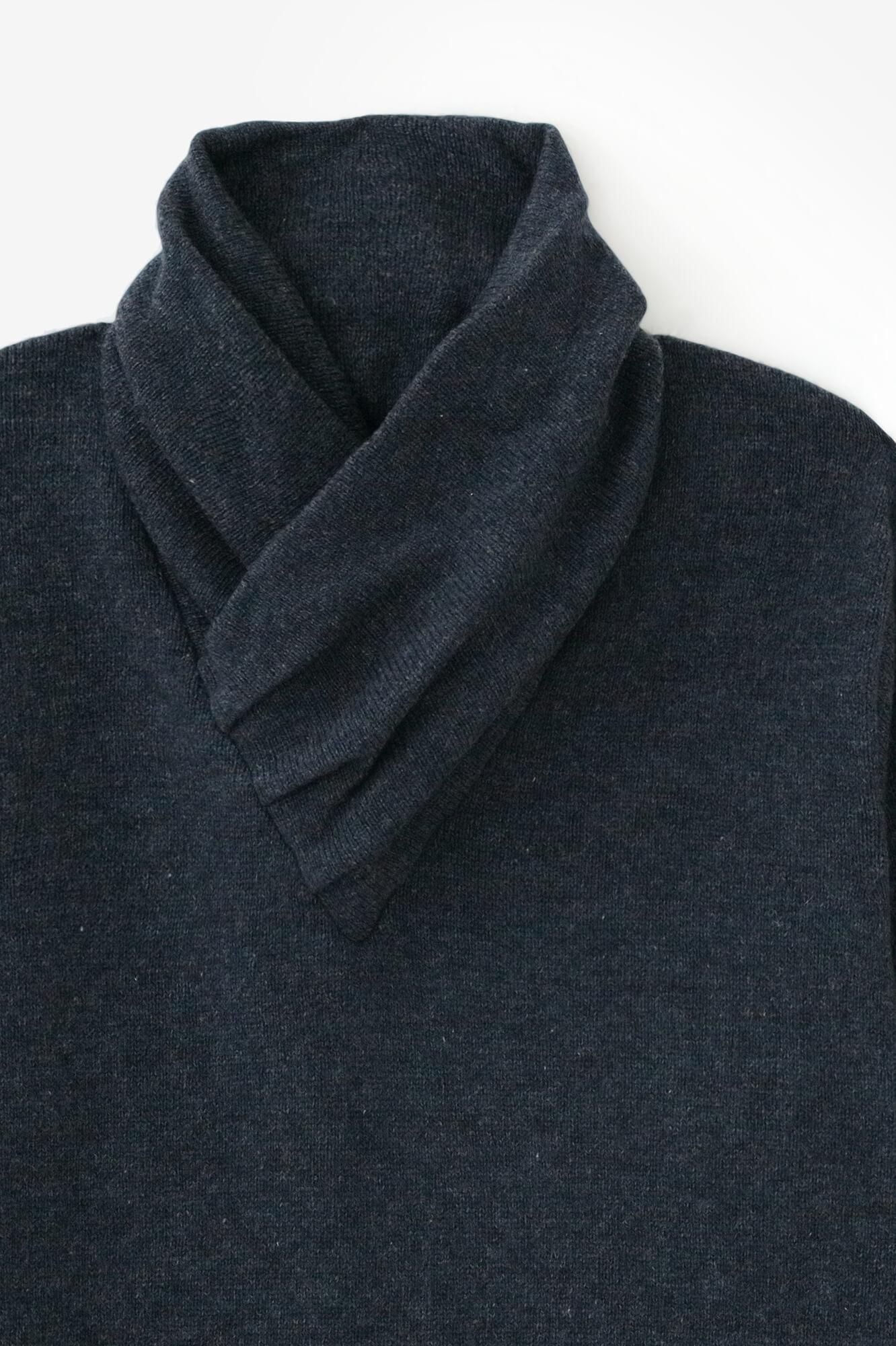 Waschbarer Wollstrick mit unterschiedlichen Kragenärmeln / blaubraun x granatapfelfarben