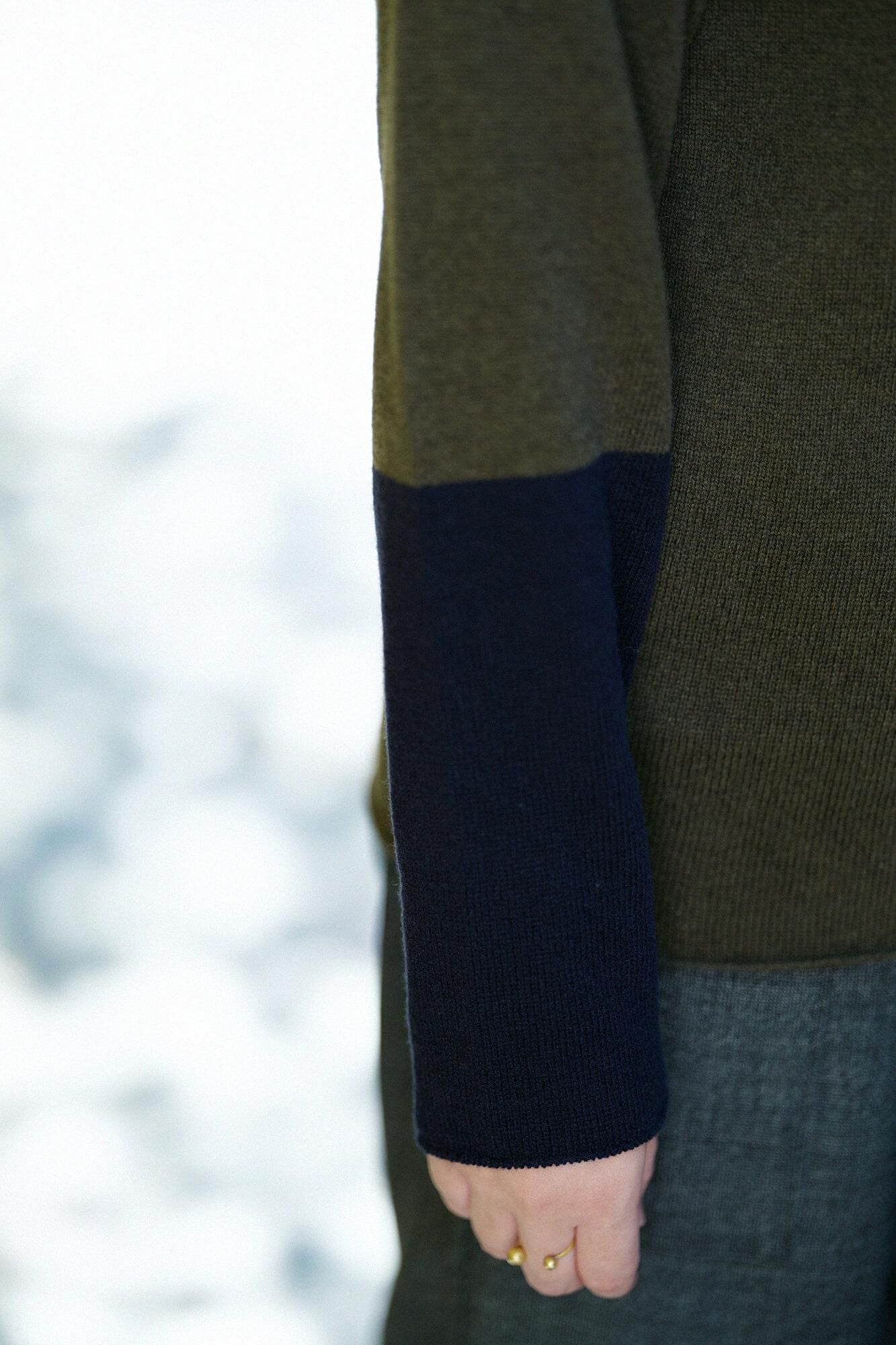 【net limited】Washable Wool Knit Turtle Neck Shirt Bi-color Sleeve / Olive Green x Dark Navy