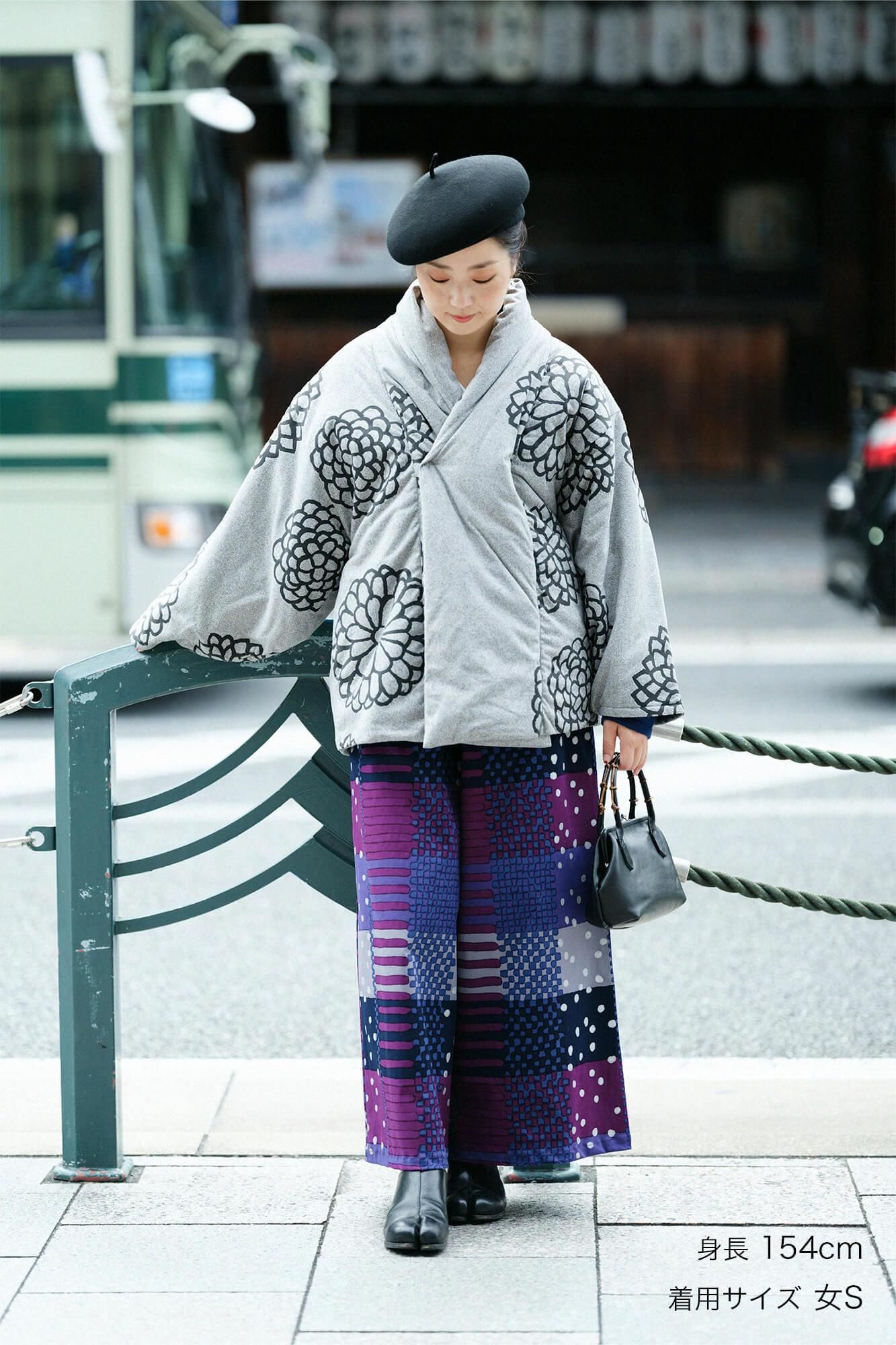 【net limited】Chambray Nel Omigoromo Kimono Coat Padded / Large Chrysanthemum Light Grey