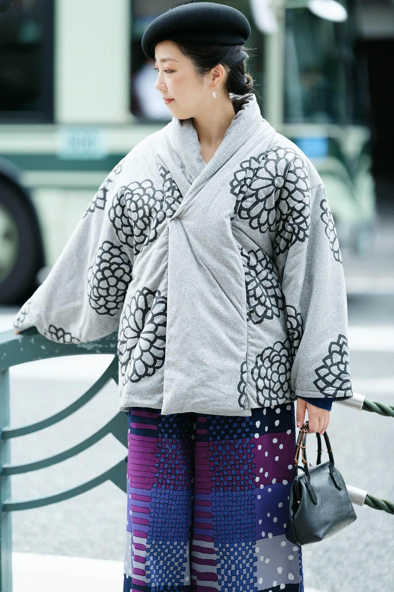 【net limited】Chambray Nel Omigoromo Kimono Coat Padded / Large Chrysanthemum Light Grey