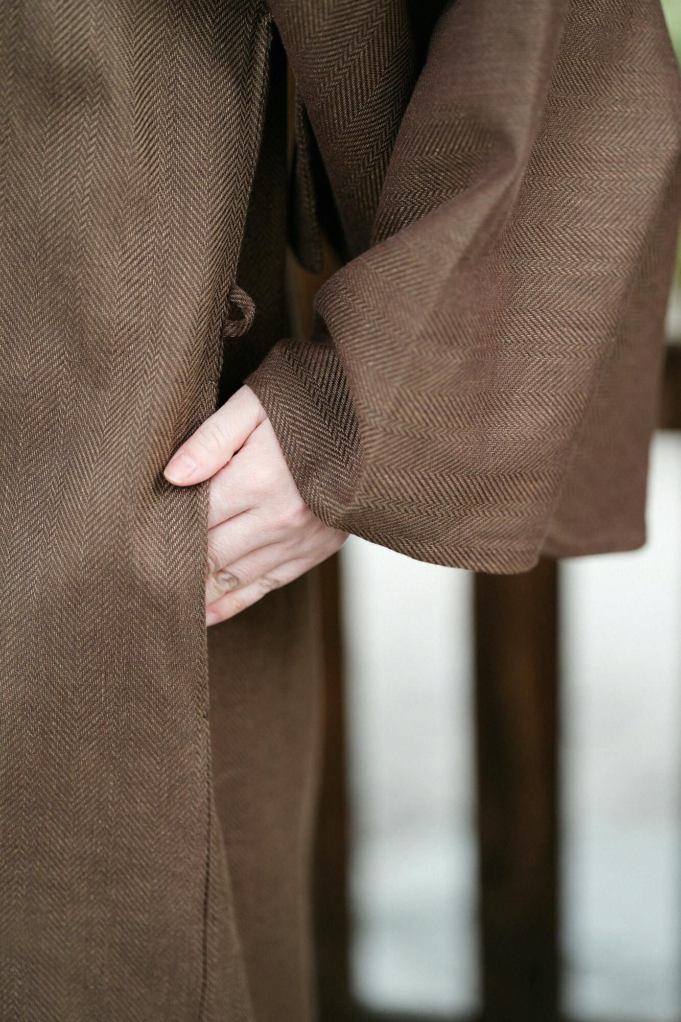 綿麻(めんあさ) 杉綾織(すぎあやおり) 薙刀かり衣(なぎなたかりごろも) 細衿(さざれえり)/沈香色(じんこういろ)