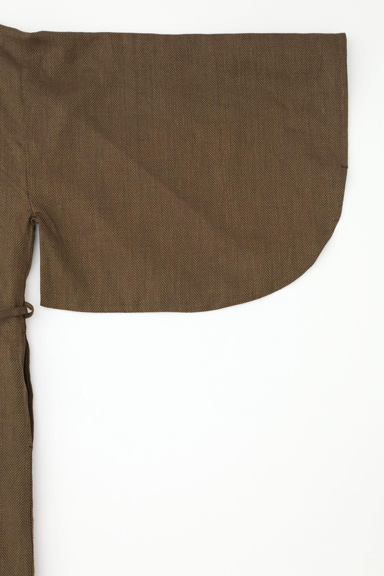 綿麻(めんあさ) 杉綾織(すぎあやおり) 薙刀かり衣(なぎなたかりごろも) 細衿(さざれえり)/沈香色(じんこういろ)