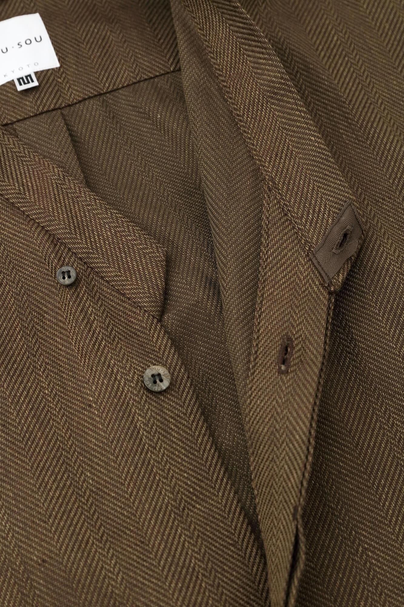 綿麻(めんあさ) 杉綾織(すぎあやおり) 薙刀かり衣(なぎなたかりごろも) 細衿(さざれえり)/沈香色(じんこういろ)