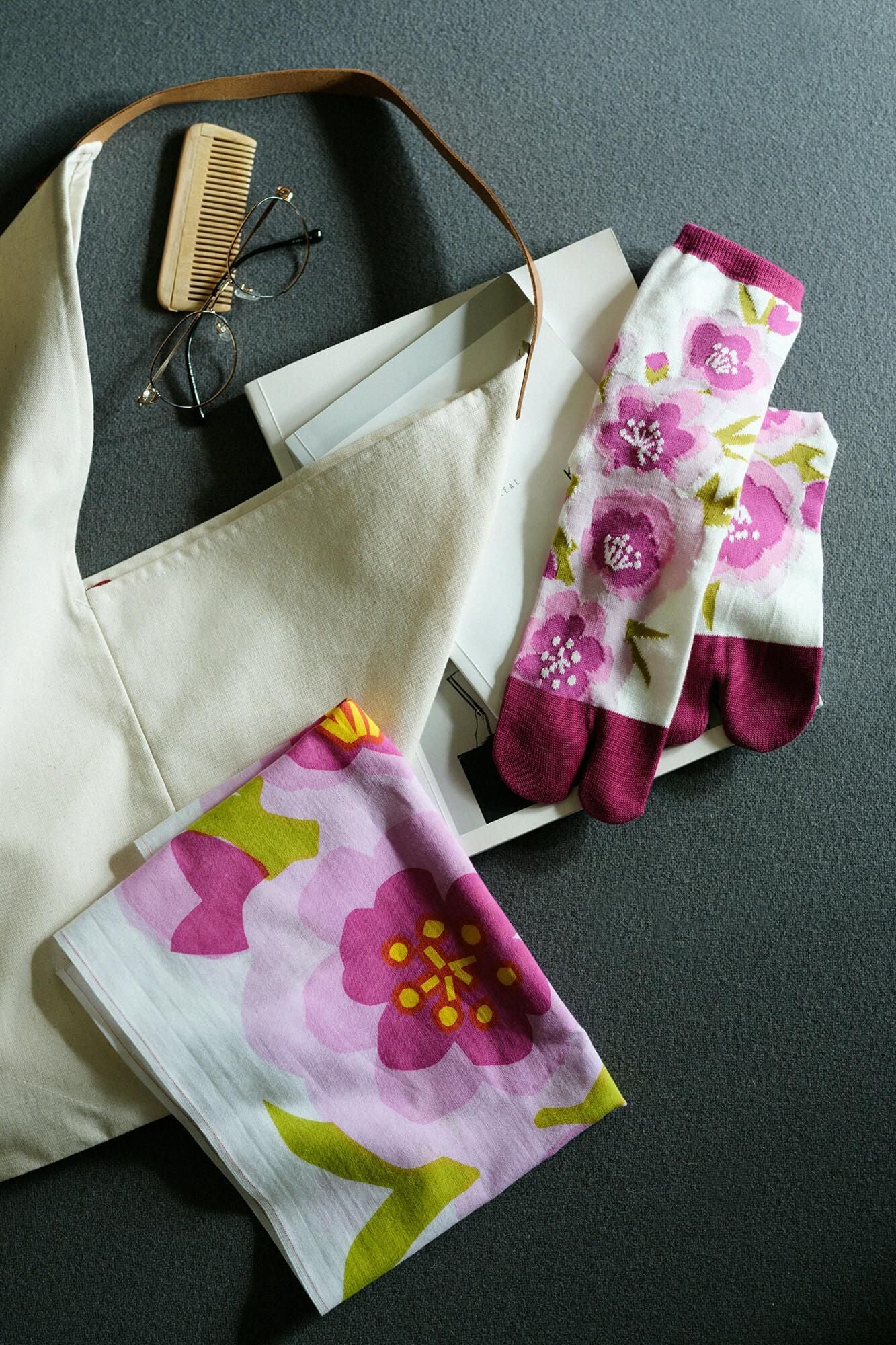 Isemomen Cotton Textile Handkerchief / First Peach Blossoms