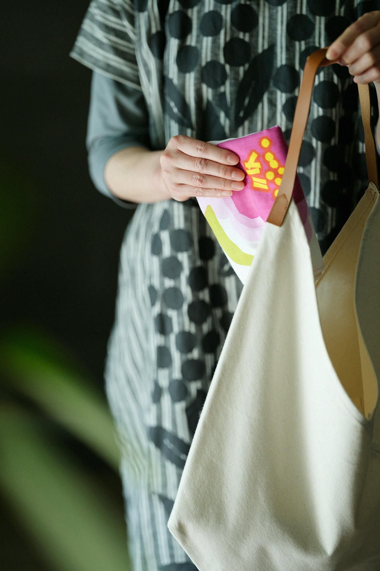 Isemomen Cotton Textile Handkerchief / First Peach Blossoms