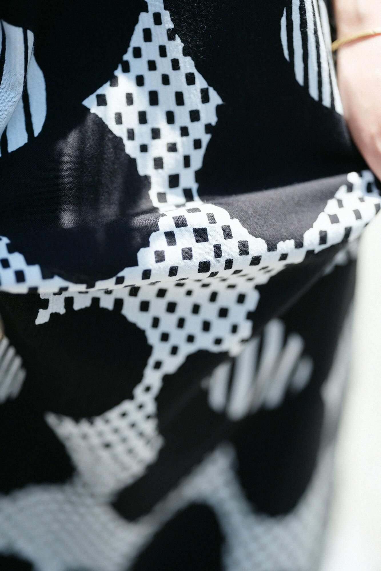 Chizimi Cotton 20/20 Rectangular Dress Bi-color Pattern on Hem / Black × Floral Pattern