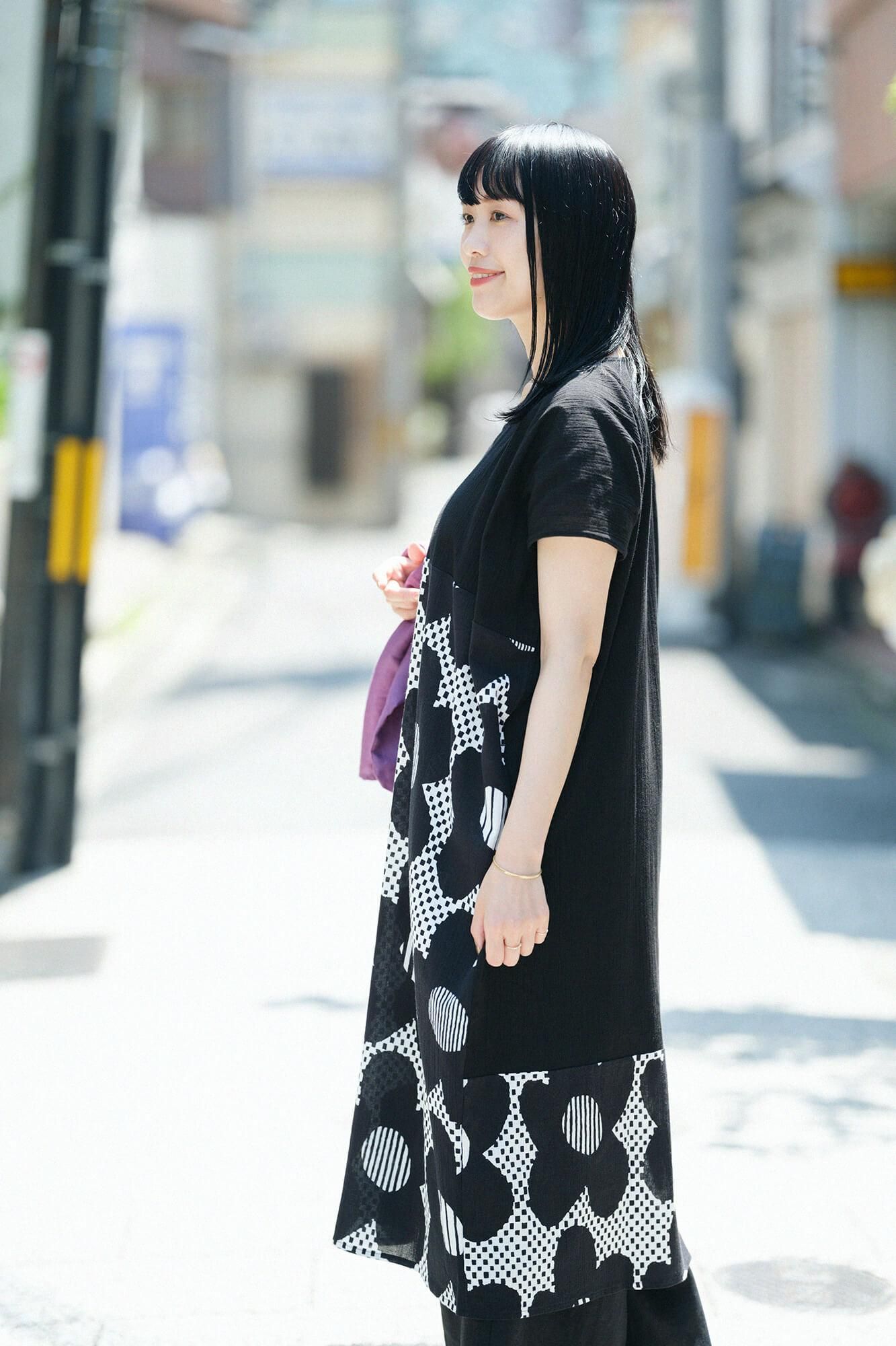 Chizimi Cotton 20/20 Rectangular Dress Bi-color Pattern on Hem / Black × Floral Pattern