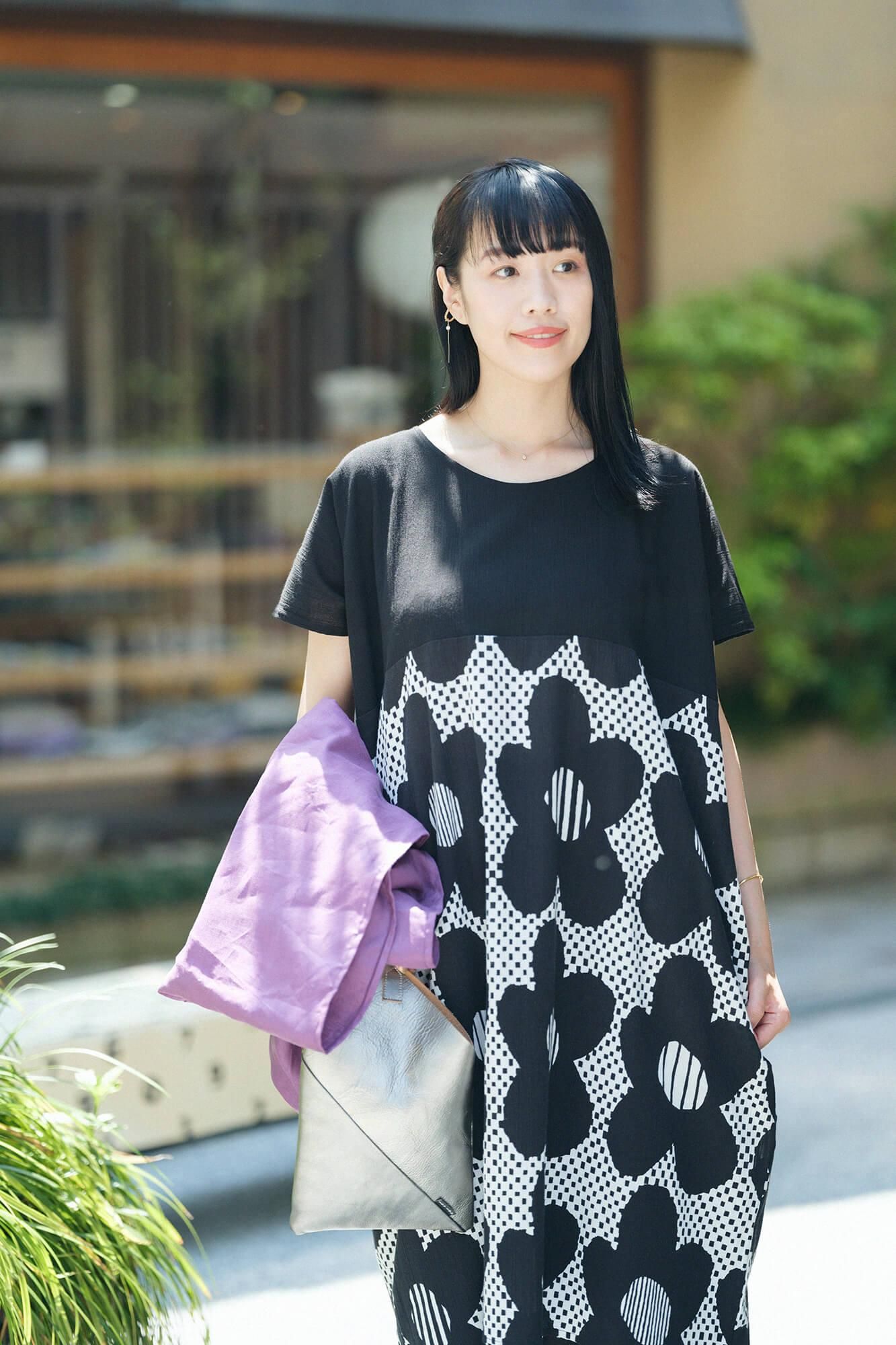 Chizimi Cotton 20/20 Rectangular Dress Bi-color Pattern on Hem / Black × Floral Pattern