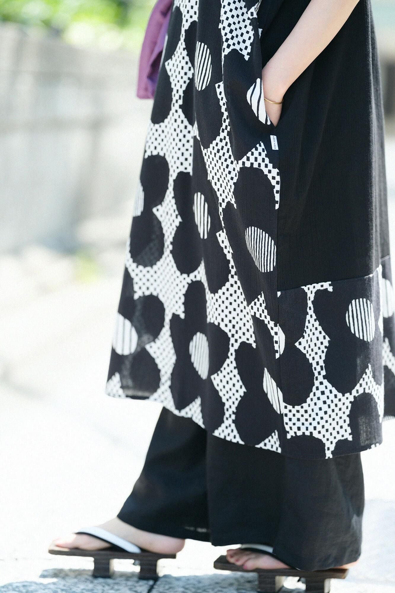 Chizimi Cotton 20/20 Rectangular Dress Bi-color Pattern on Hem / Black × Floral Pattern