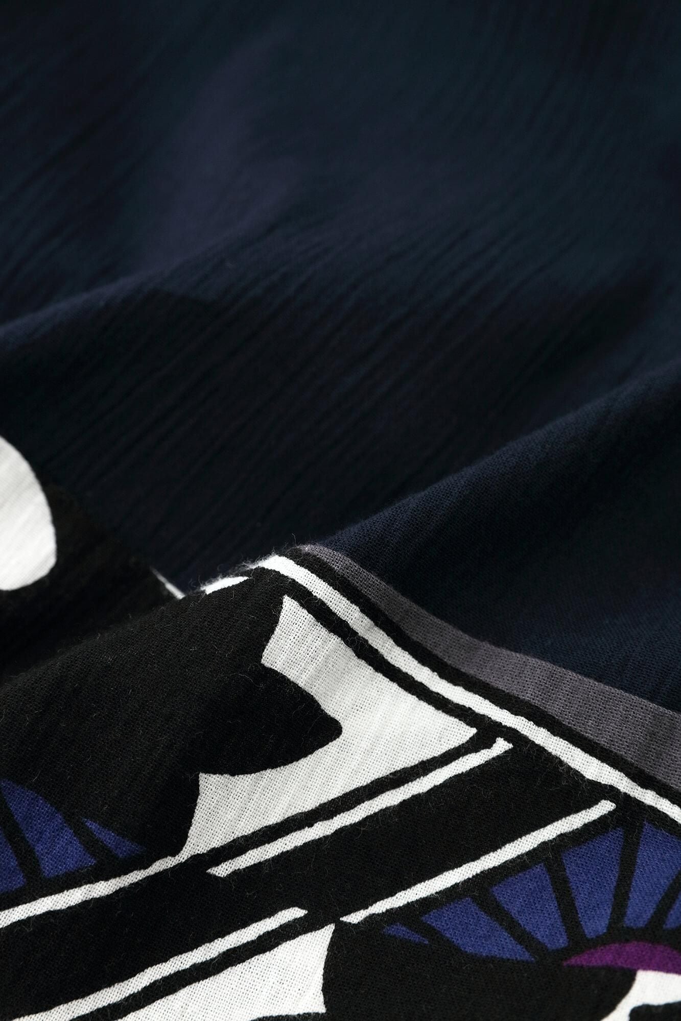 Takashima Chijimi 20/20 Rechteckiges Kleidungsstück (Kumi), Saummuster (Susomonyo) / Dunkelblau (Tomekon) x geneigt (Kabuku)