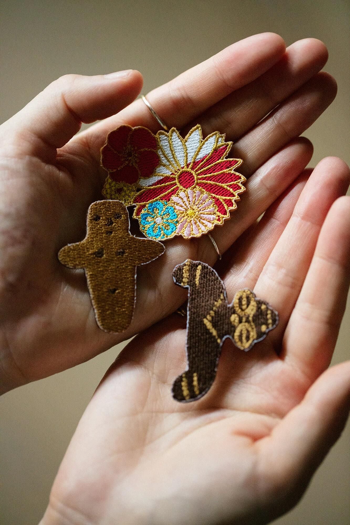 刺繍飾り(ししゅうかざり)/土偶(どぐう) 板状(ばんじょう)