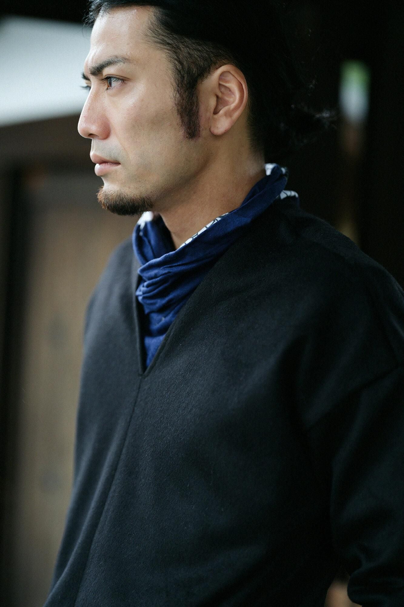 Dual-layered Fleece Knit Bi-color Sleeve V Neck Kantoui / Black × Brownish Green